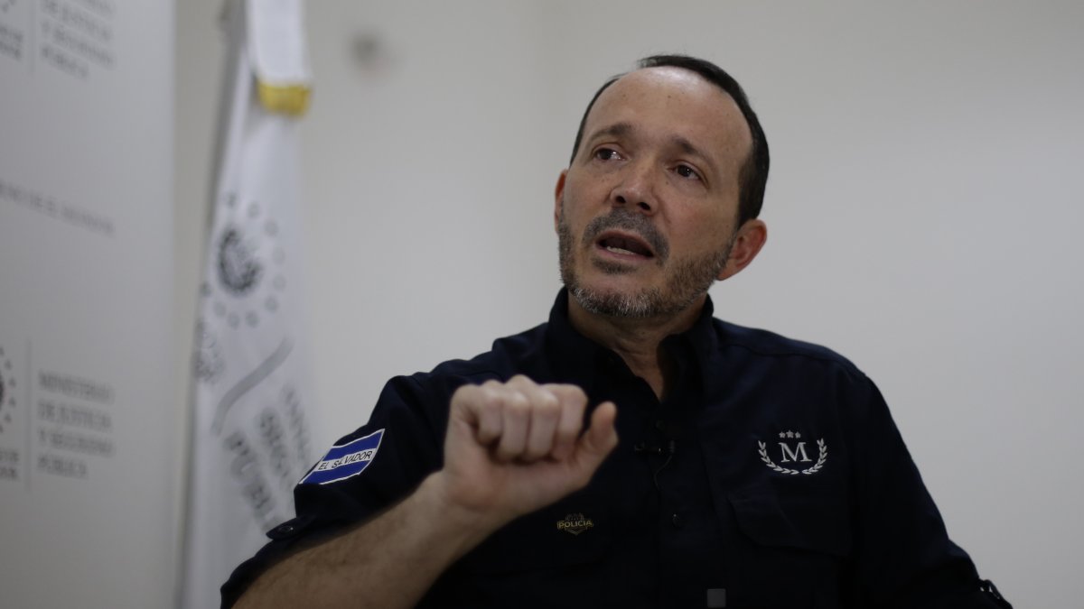 Fotografía de archivo en la que se registró al ministro de Justicia y Seguridad Pública de El Salvador, Gustavo Villatoro, durante una entrevista, en Nuevo Cuscatlán (El Salvador).