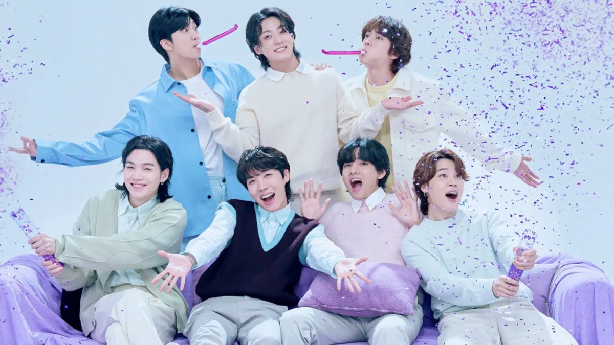 La banda surcoreana BTS para el videoclip de 'Take Two', canción la cual fue estrenada sorpresivamente por los 10 años de la 'boyband'.