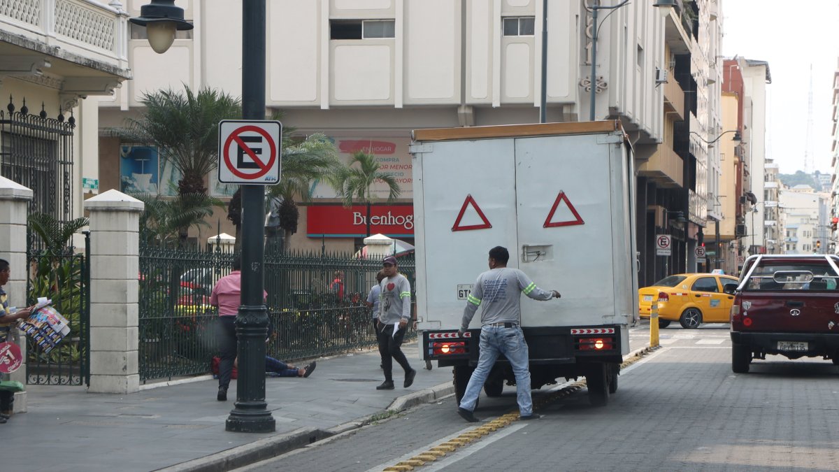 En Chimborazo, entre 10 de Agosto y Clemente Ballén, un camión se estaciona en sitios prohibidos.