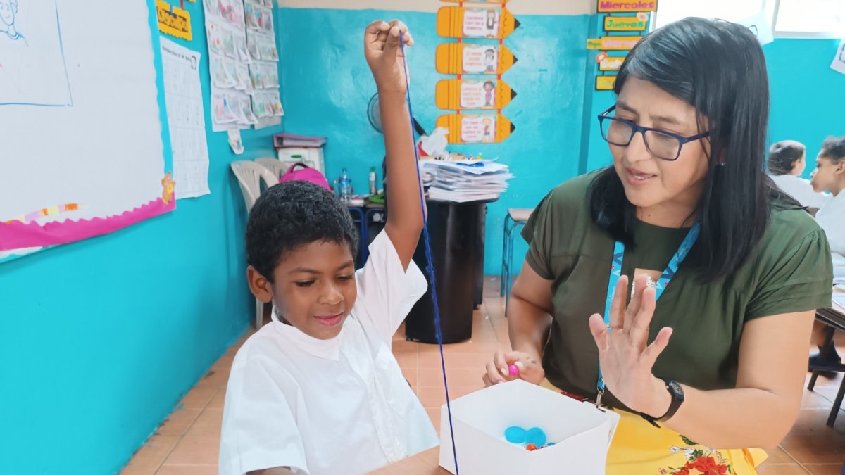 La maestra Jenny Cartuche junto a uno de sus estudiantes.