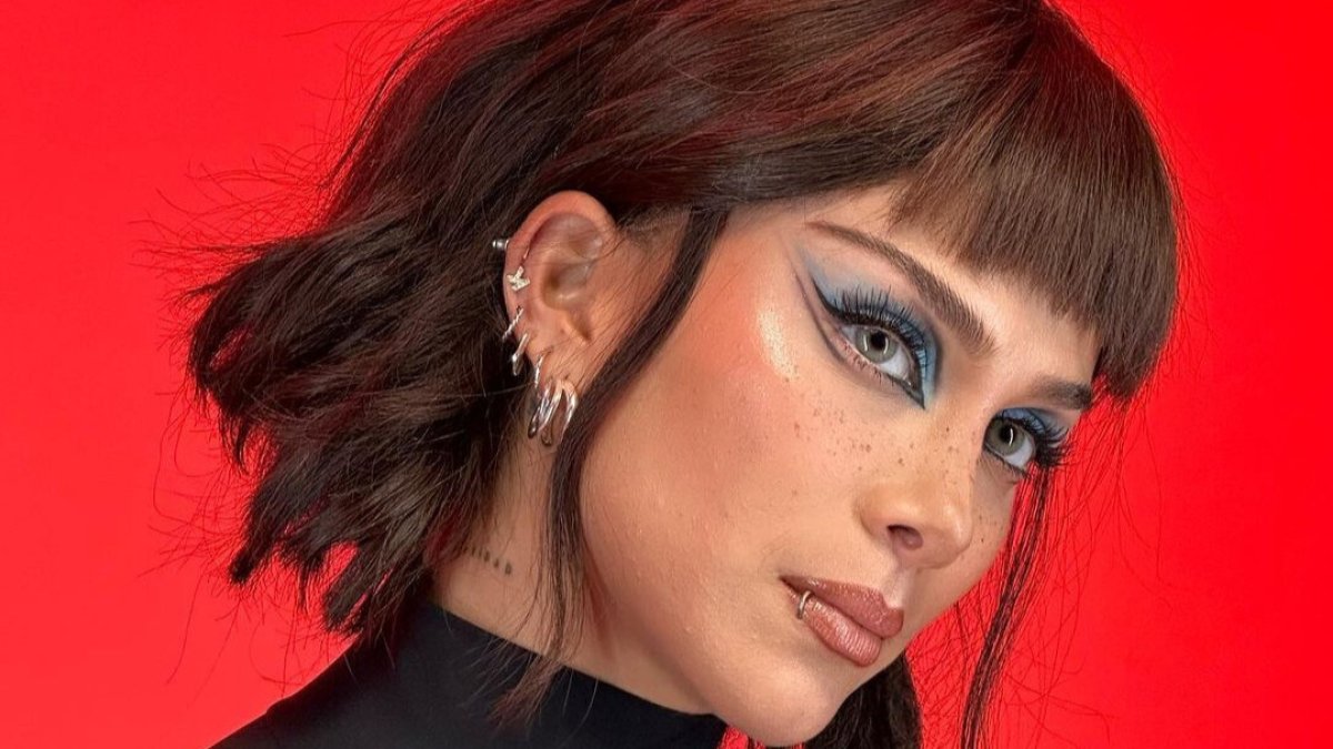 Para el personaje de Yeliana, Greeicy utiliza una peluca negra corta y lentes de contacto.