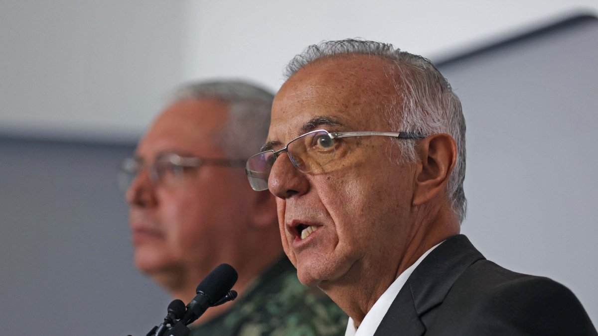 El ministro de Defensa de Colombia, Iván Velásquez, habla durante una declaración hoy, en Bogotá (Colombia).