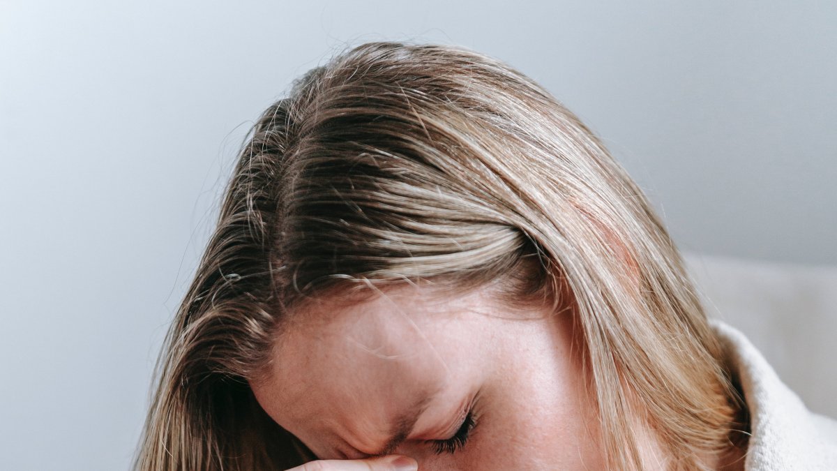 Malestar. Dormir mal o dormir da cabida a cefaleas matutinas.