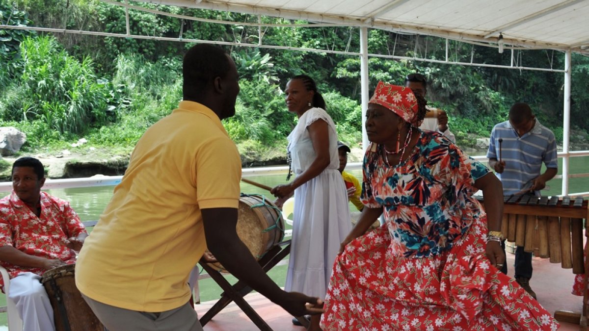 Un grupo de personas bailan al ritmo de la marimba, una de las tradiciones considerada patrimonio del país.