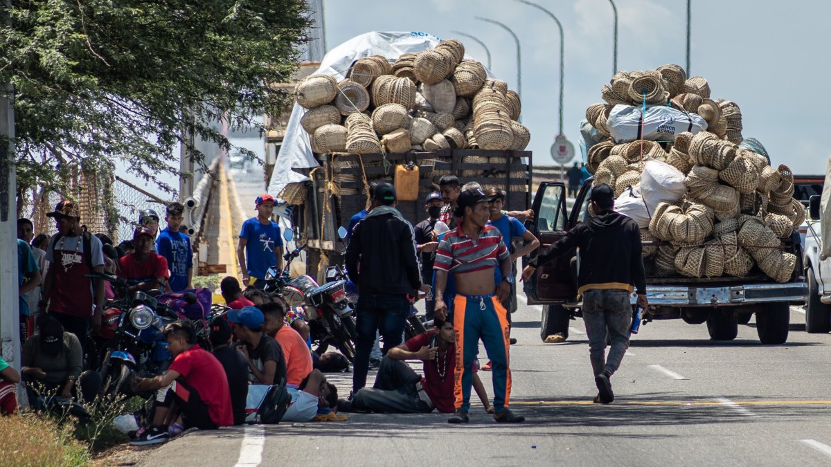 Personas de la Etnia yukpa bloquean el puente General Rafael Urdaneta (puente sobre el Lago de Maracaibo), durante una manifestación, hoy en Maracaibo, (Venezuela).