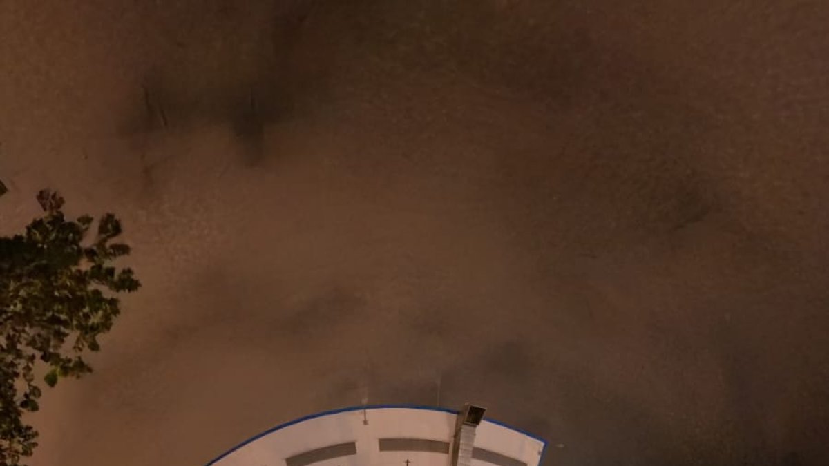 Toma aérea de cientos de ciclistas disfrutando del homenaje a Richard Carapaz.