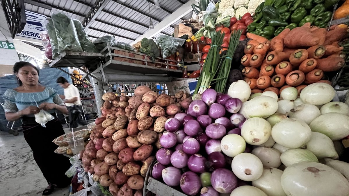 Mercado. En Sauces IX los comerciantes señalan que en Montebello la cebolla está más cara y escasea.