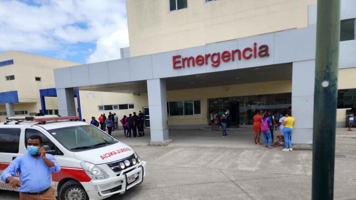 Resguardo. La seguridad en el hospital Delfina Torres de Concha, en el sur de Esmeraldas, fue reforzada con uniformados.
