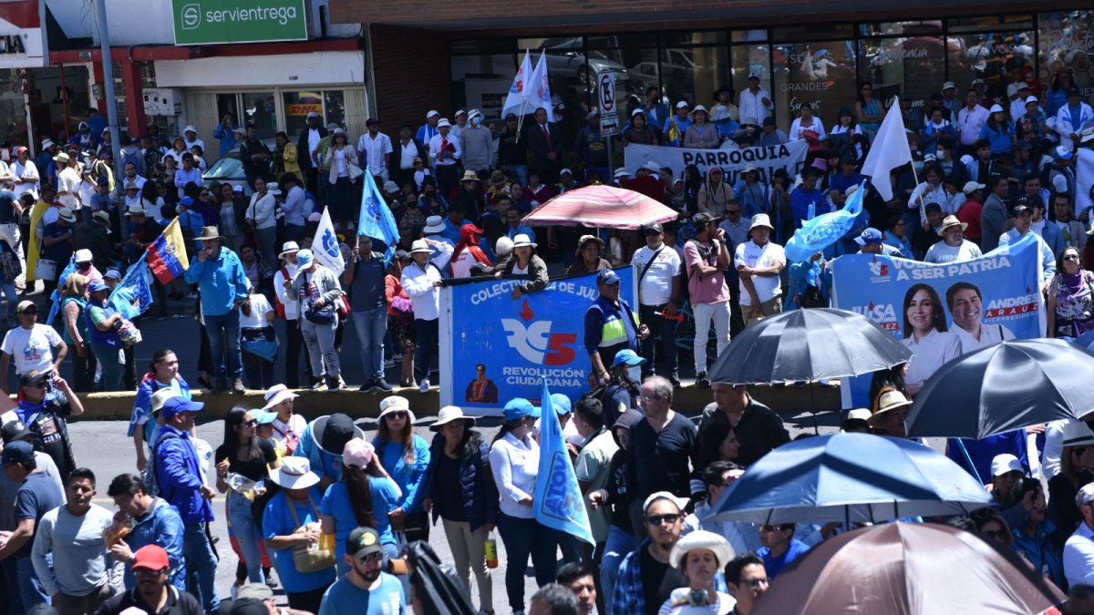 Concentración. Decenas de correístas se agolparon en la entrada del Consejo Nacional Electoral y pusieron nerviosa a la Policía.