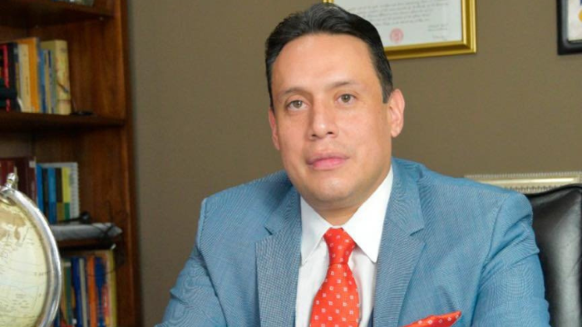 El diplomático fue señalado por violencia por su expareja