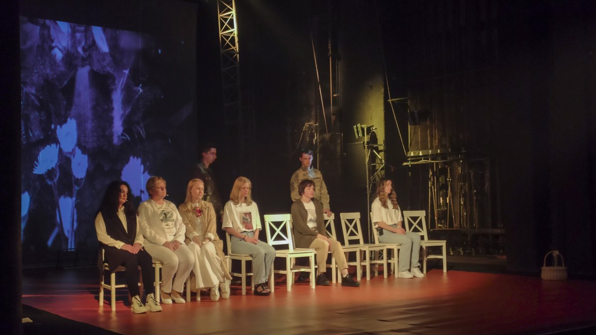 Un grupo de allegados de prisioneros de guerra ucranianos han recreado el drama vivido por sus seres queridos en una obra de teatro para llamar la atención sobre su sufrimiento.