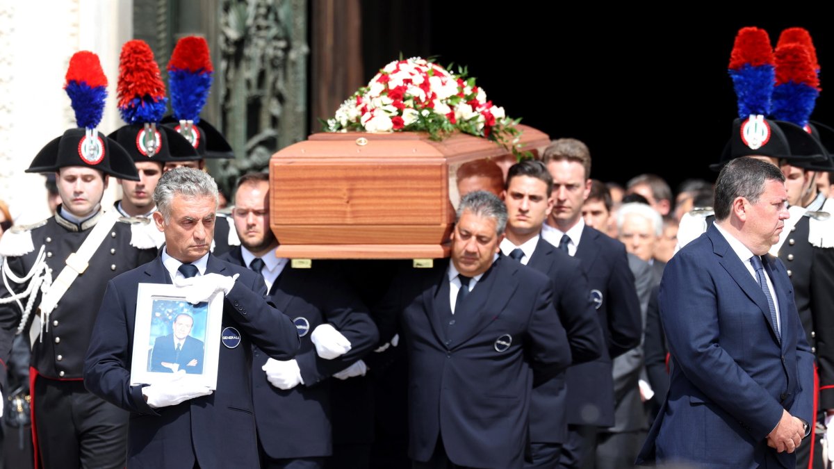 El ataúd del ex primer ministro italiano Silvio Berlusconi sale de la Catedral de Milán (Duomo) al final del funeral de estado en Milán, Italia, el 14 de junio de 2023.