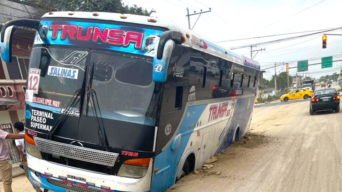 Así quedó el bus de transporte en Santa Elena.