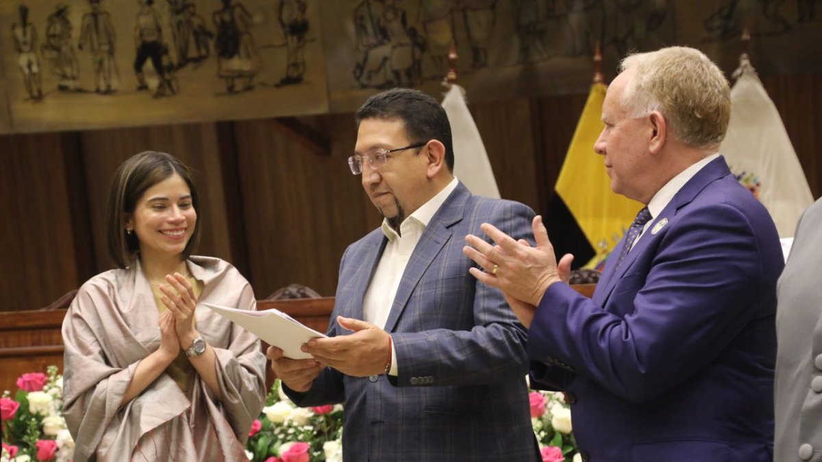 Saquicela llegó a la Asamblea con Democracia Sí y se unió al bloque oficialista, pero luego cambió de bando y se pasó a la oposición.