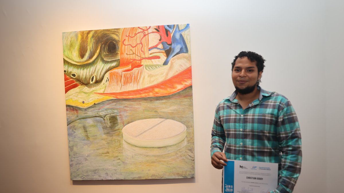 El guayaquileño Cristian Godoy, ganador del Salón de Julio 2022.