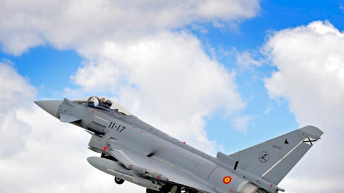 Uno de los aviones de combates en pleno vuelo.