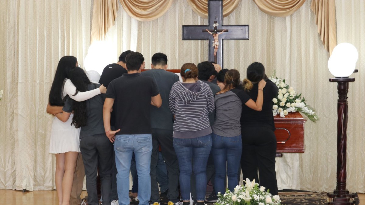 Compañeros de Pavel rodearon el féretro y entre lamentos resaltaron las cualidades que tenía.