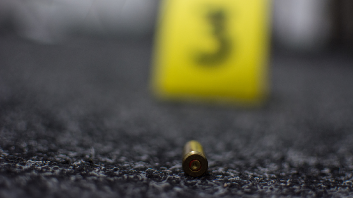 Restos. Uno de los periodistas agredidos se salvó de los disparos dados, cuando recogió sus cosas encontró los restos de balas.