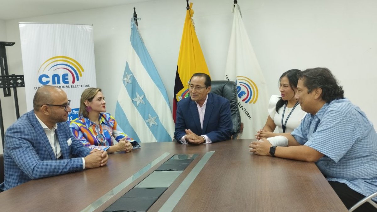 Daniel Veintimilla (c) juró como nuevo presidente de la Junta Electoral el 13 de junio.