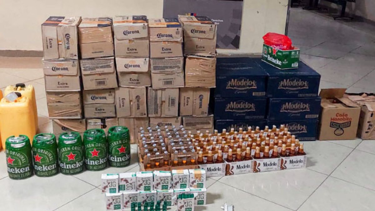 Evidencias. Parte del licor decomisado en un camión.