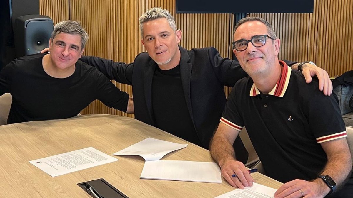 Alejandro Sanz junto a los presidentes de Sony Music Latin-Iberia.