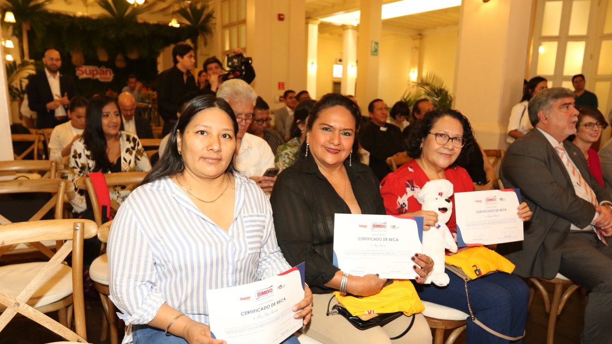 Evento.- Dueñas de tiendas que han terminado su capacitación para administrar mejor el negocio.