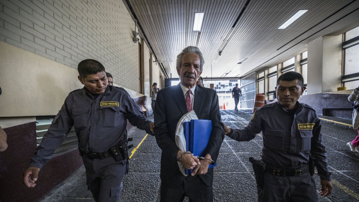 El periodista José Rubén Zamora Marroquín, es llevado a prisión por dos agentes.