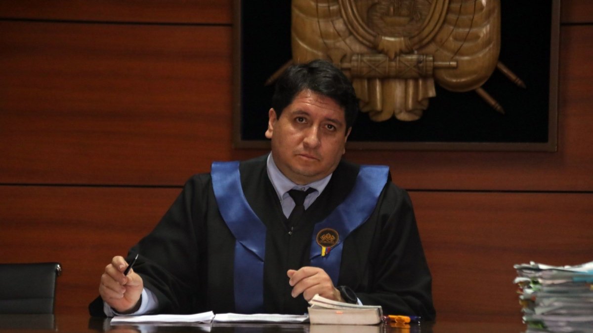 Diligencia. El conjuez Bayardo Espinosa dirigió la audiencia de vinculación para tres personas en el caso Sinohydro.