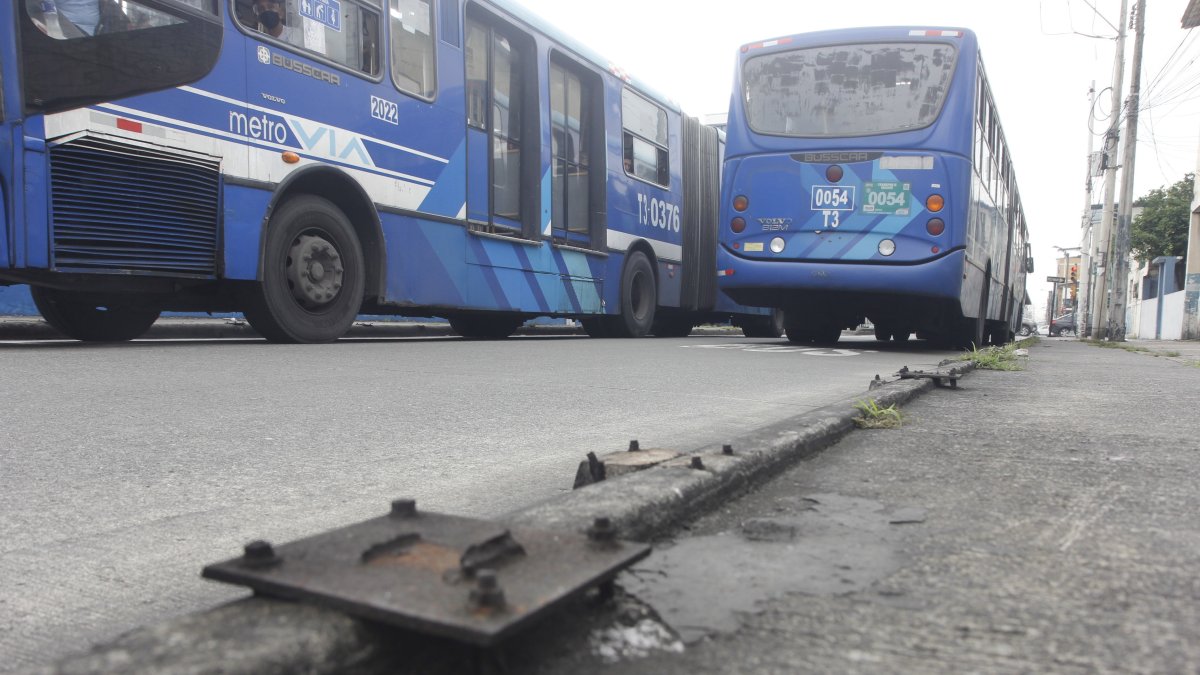 Sostén. En casi todo el tramo de la calle Sucre, desde Tulcán hasta García Avilés, han desaparecido las varillas que sostienen las barandas de plástico contra el esmog.