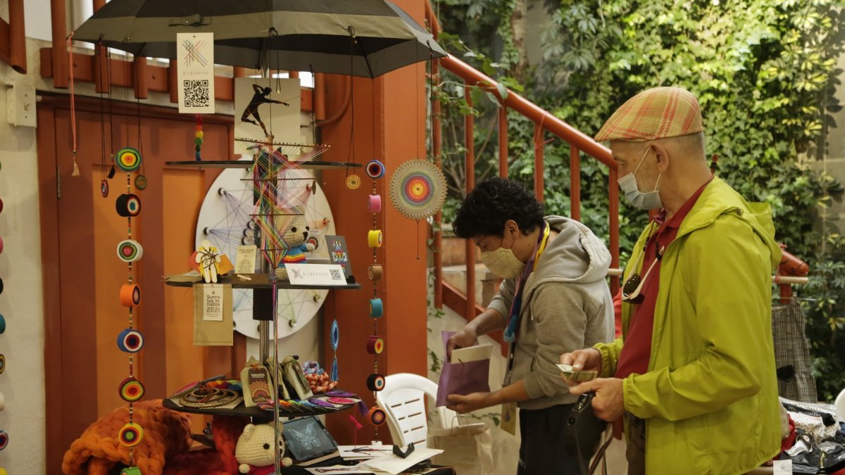 Ropa, arte y joyería son algunos de los productos que se venden