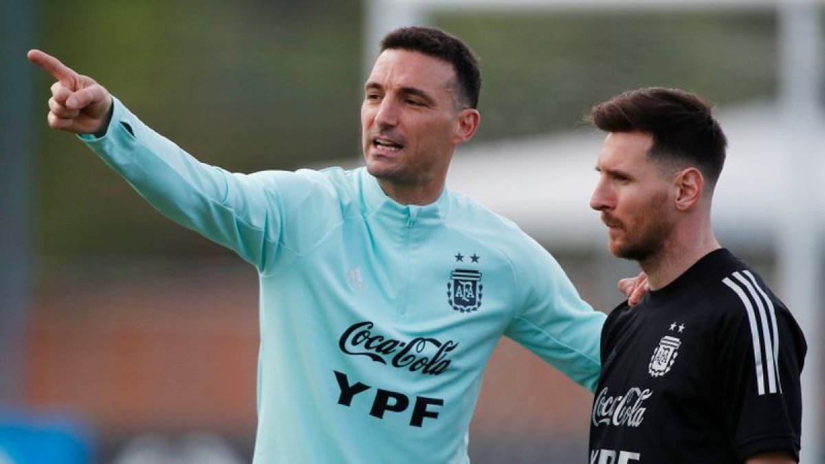 Liones Scaloni (i) junto a Lionel Messi en una sesión de entrenamiento de la selección argentina.