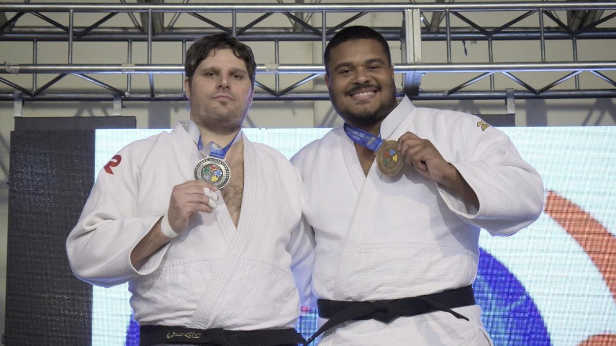 Freddy Figueroa (d) fue el mejor en la categoría +100 kg.