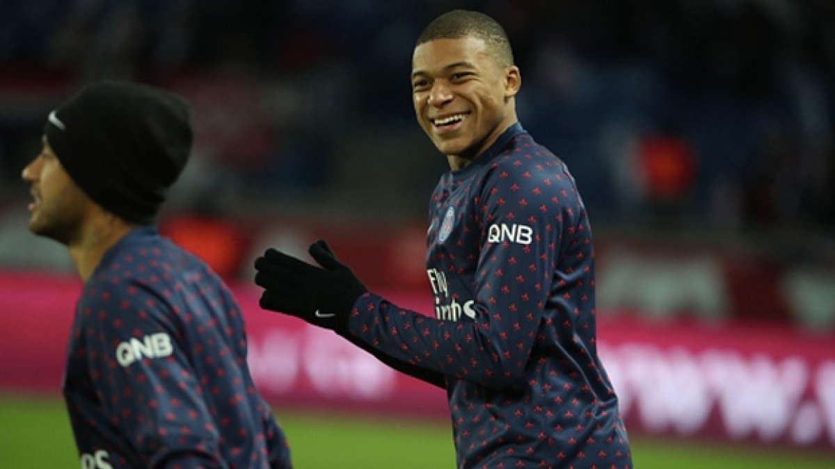 El francés (d) finaliza contrato con el PSG en junio de 2024.