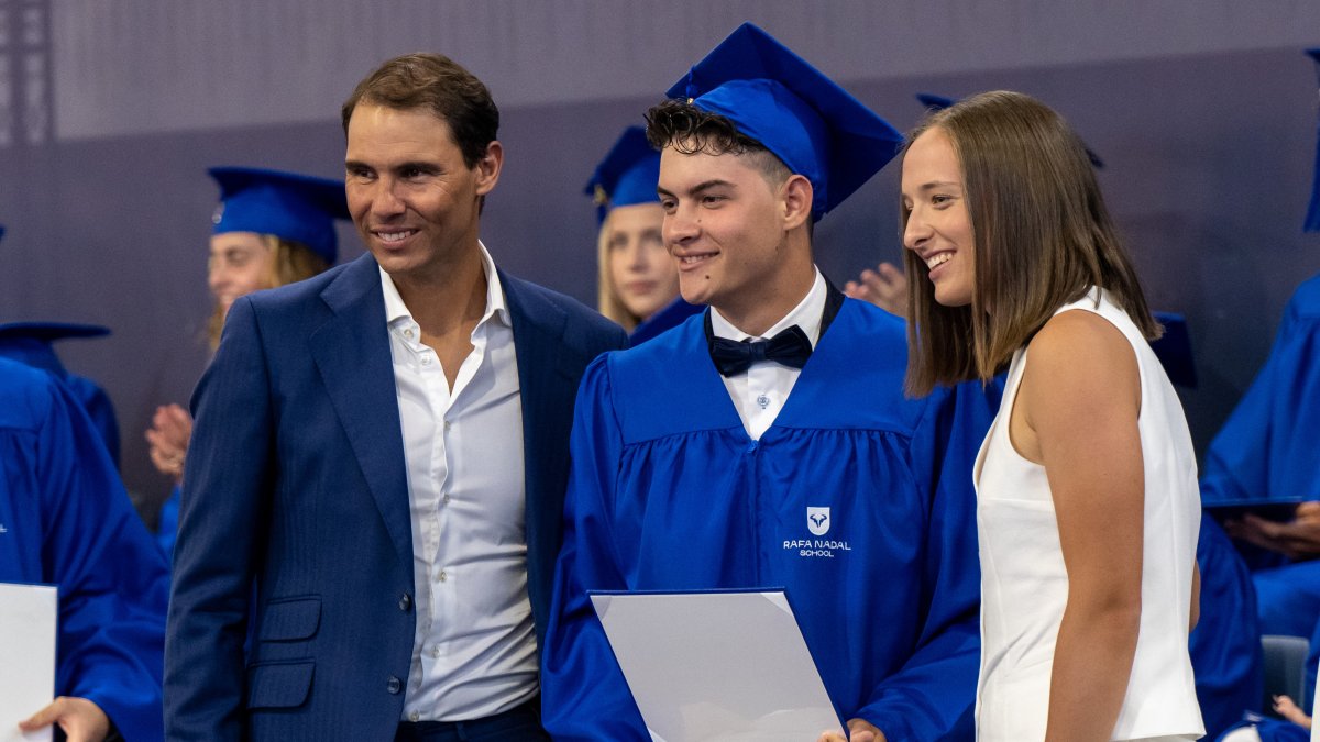 Iga Swiatek, actual # 1 del mundo (d), asistió a la graduación.