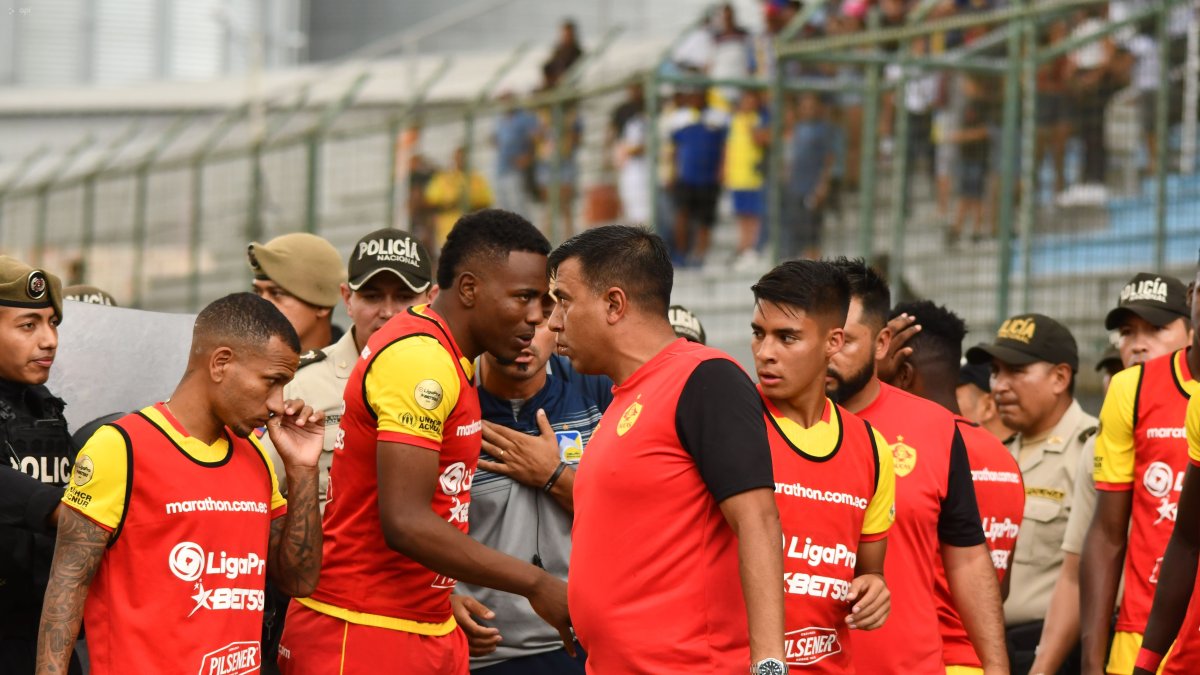 César Farías (c), entrenador de Aucas, fue expulsado tras un incidente con dos jugadores de Delfín.