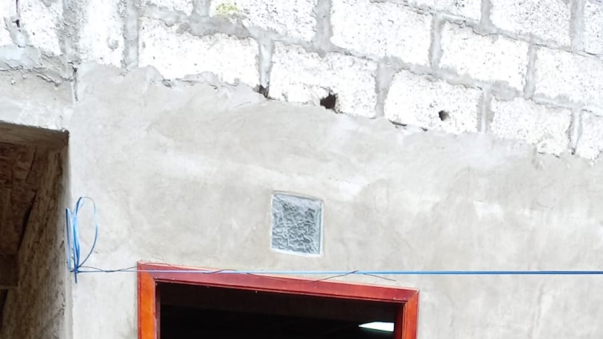 Mocache. Un agente policial asiste al lugar donde ocurrió el crimen.