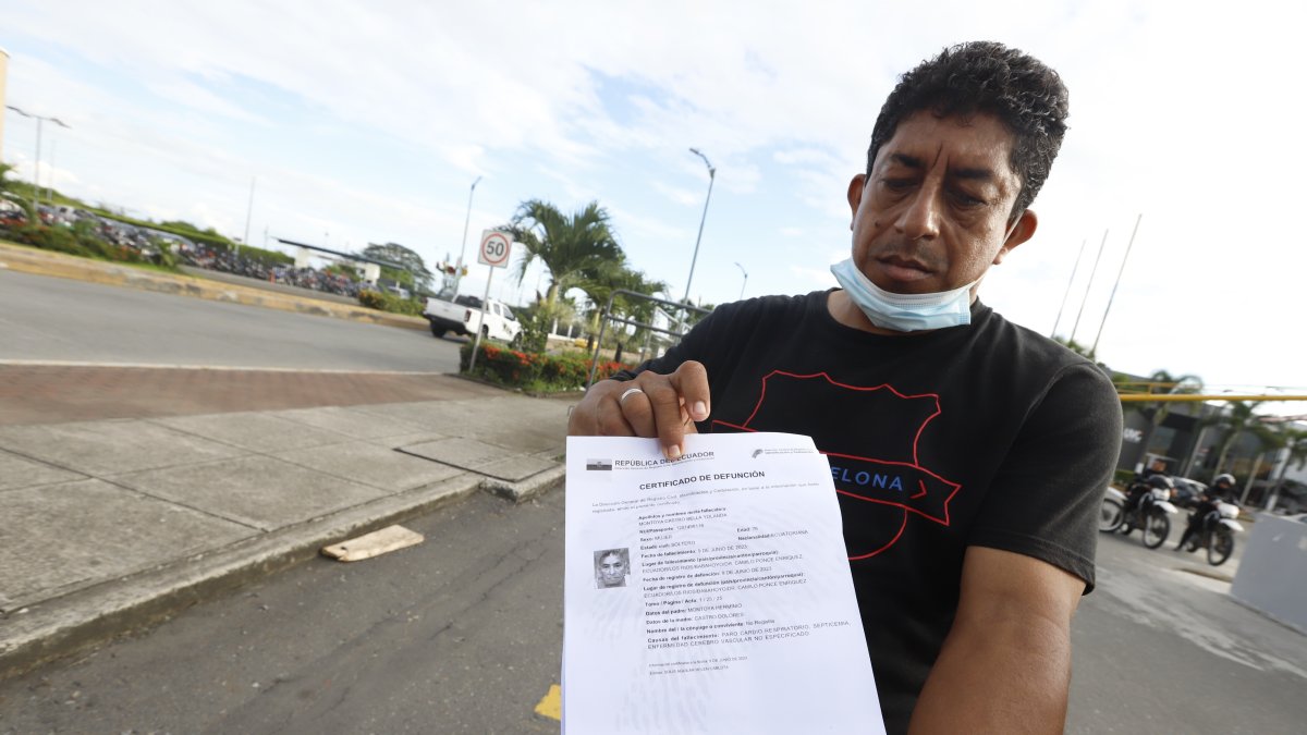 El hijo de Bella Montoya muestra el certificado de defunción de su madre que está viva