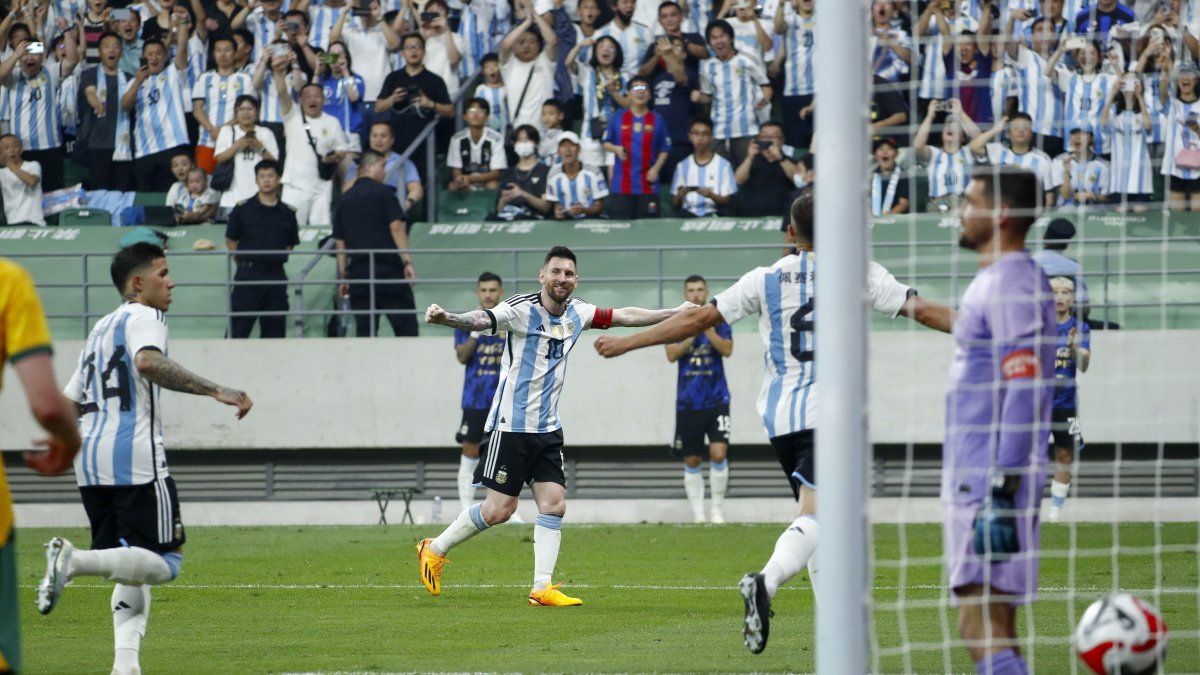 Lionel Messi celebra junto a sus compañero el primer tanto de la victoria ante Pekín que terminó en 2-0.