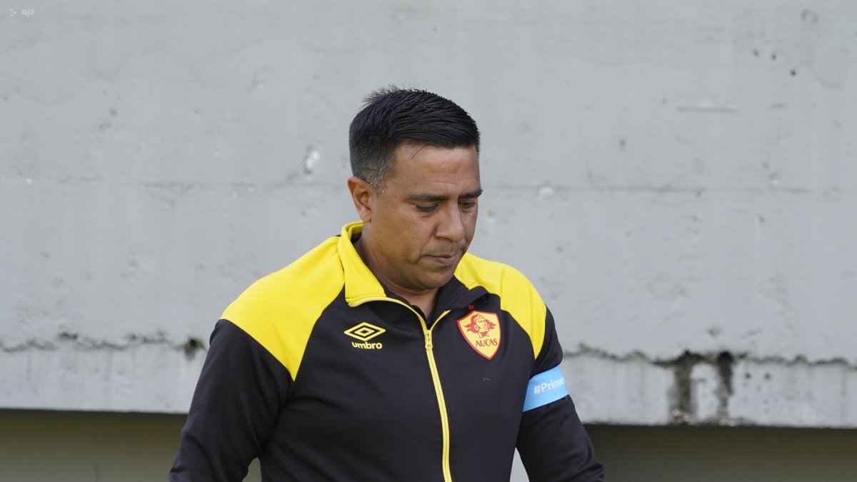 El entrenador César Farías no podrá dirigir a Aucas durante 14 meses.