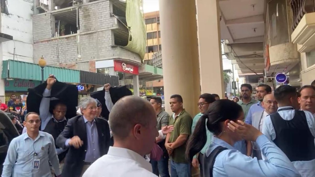El presidente Lasso llegó coN gran resguardo policial y militar para un acto fugaz en el centro de Machala.