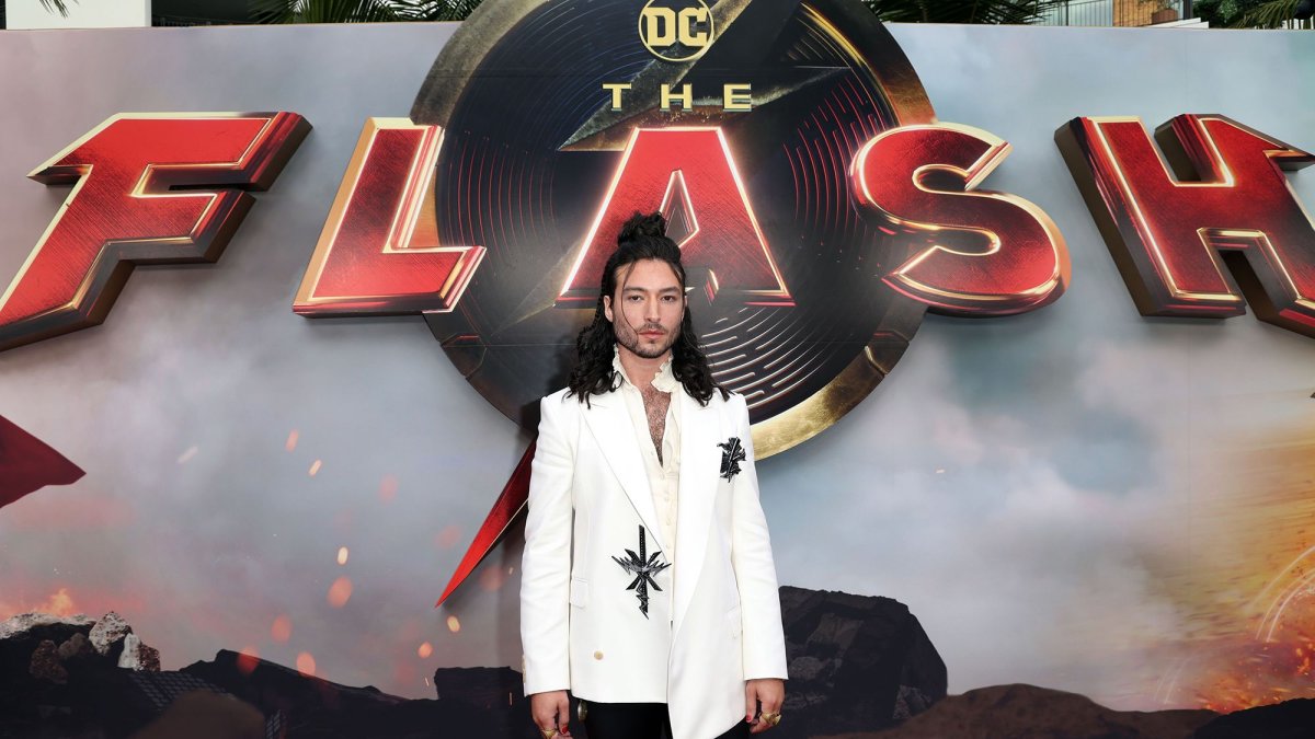 Ezra Miller reapareció tras varias denuncias criminales.