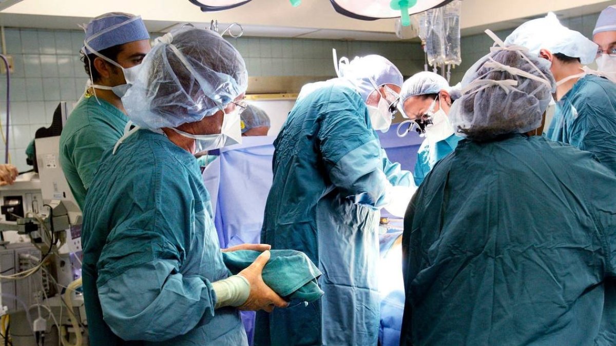 Médicos del Miami Transplant Institute mientras realizan una cirugía.