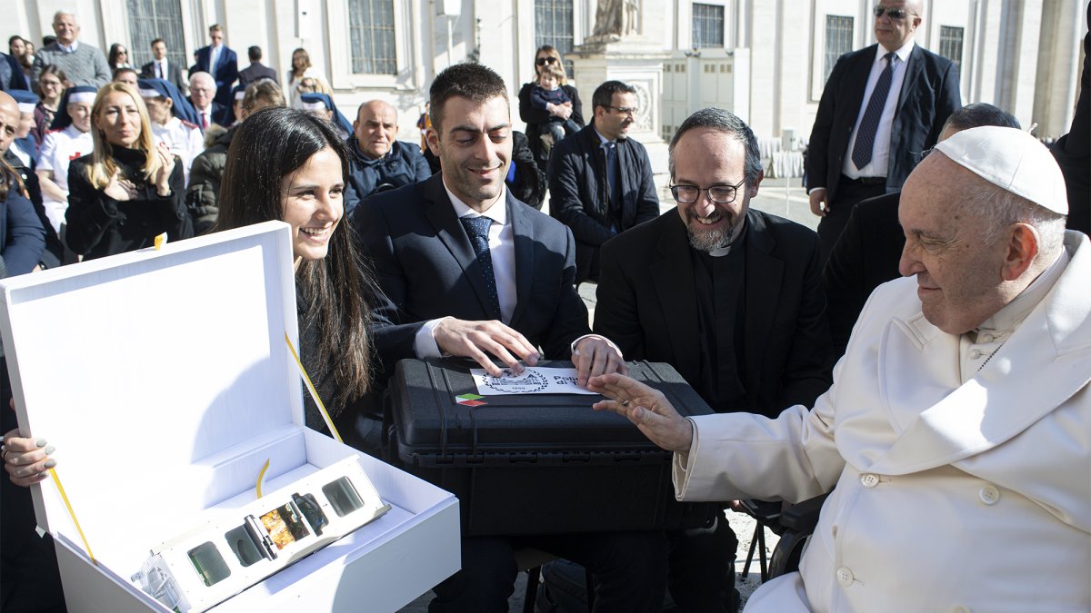 Roma. Dos técnicos llegan para presentar el satélite al papa Francisco.