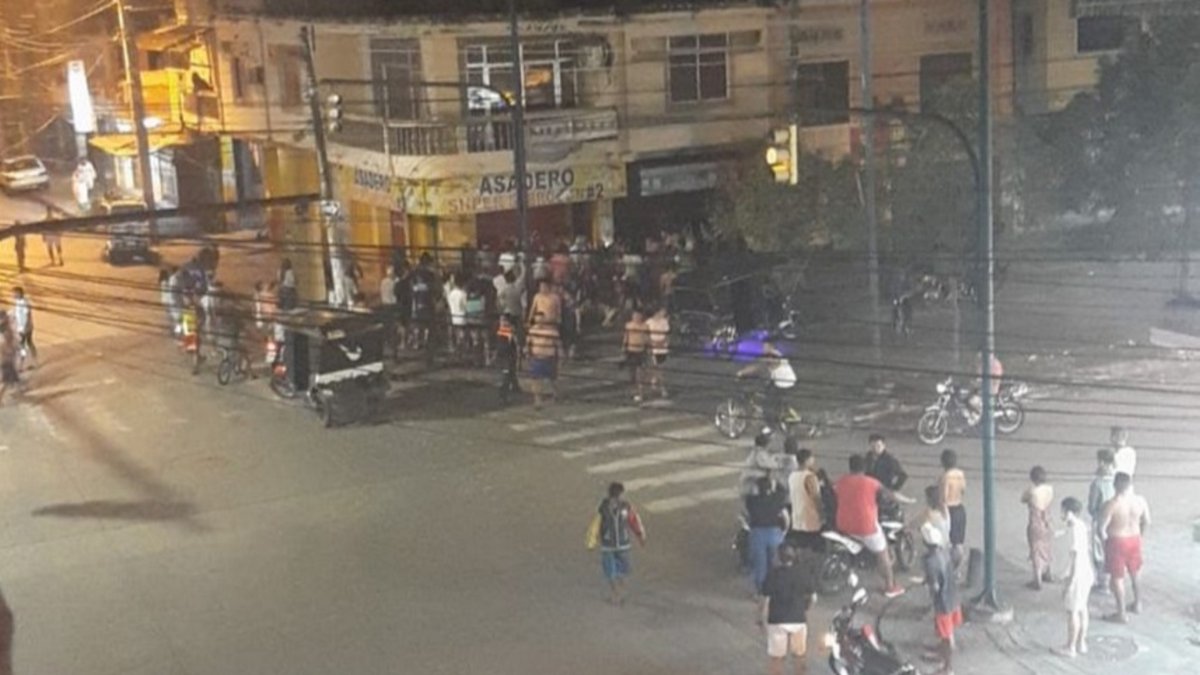 LOS HABITANTES DE LA AVENIDA VICENTE PIEDRAHITA DE BANIFE SALIERON  DE SUS DOMICLIOS A MIRAR QUË HABIA PASADO EN EL ASADERO DE POLLOS.