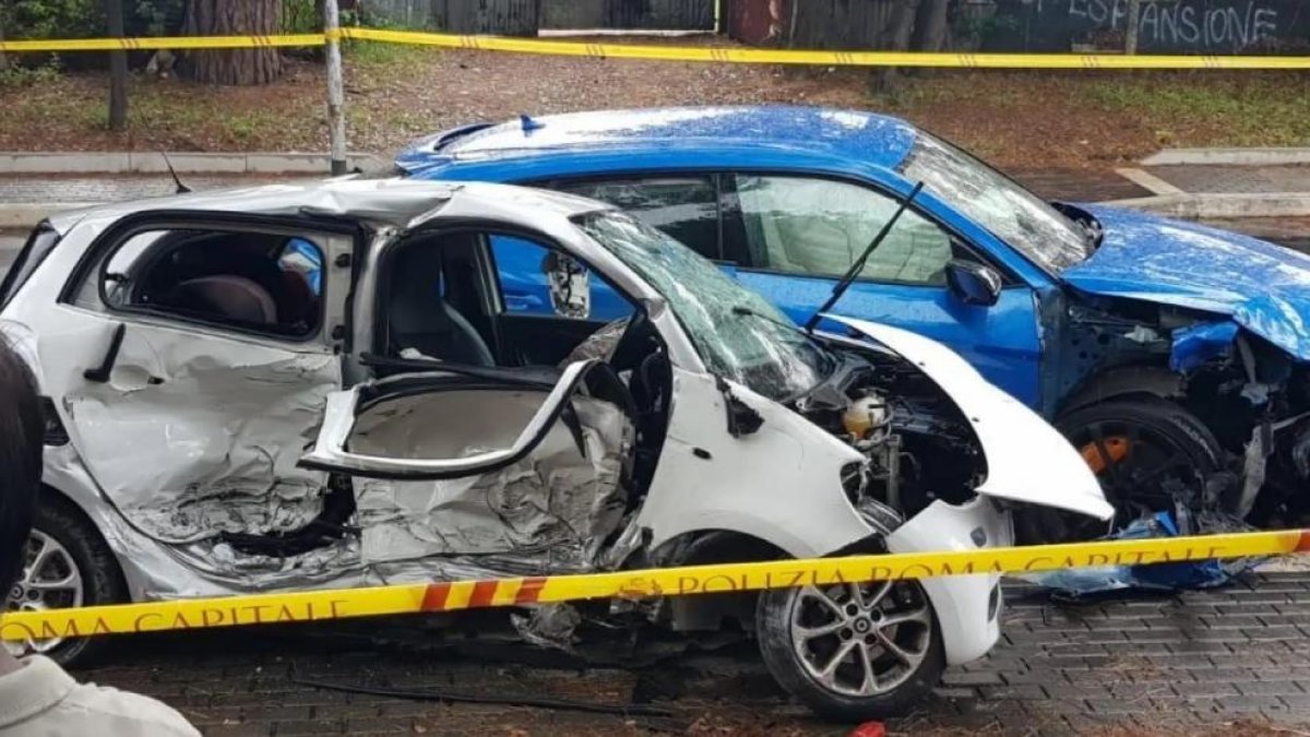 El accidente se produjo en una carretera de doble sentido, cuando el coche con los jóvenes invadió el carril contrario impactando con el vehículo en el que viajaba la familia.