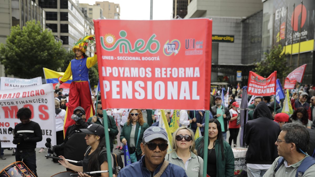 Ciudadanos se manifiestan hoy 14 de junio de 2022 en apoyo a las reformas sociales del Gobierno de Gustavo Petro, en las calles de Bogotá (Colombia).  