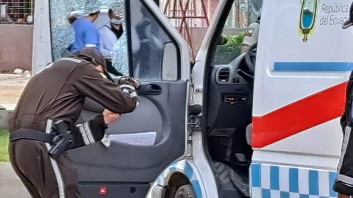 Un agente examina las huellas de los disparos efectuados contra una ambulancia del sistema ECU911