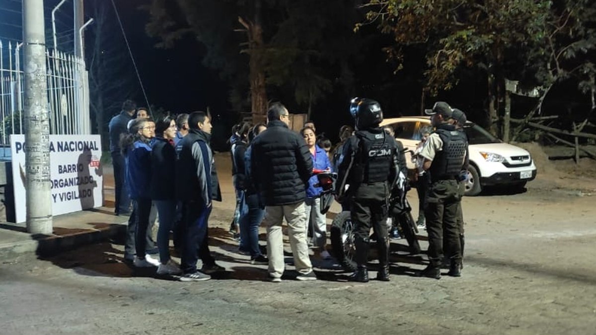Cita. La policía junto a los vecinos de Conocoto tras la ronda nocturna.