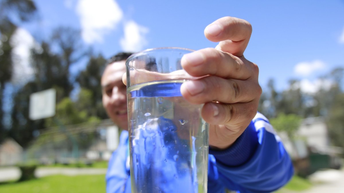 La realidad. Un morador mostró un vaso de agua recién tomada de una llave, la misma que lucía turbia, en relación a una de botella.