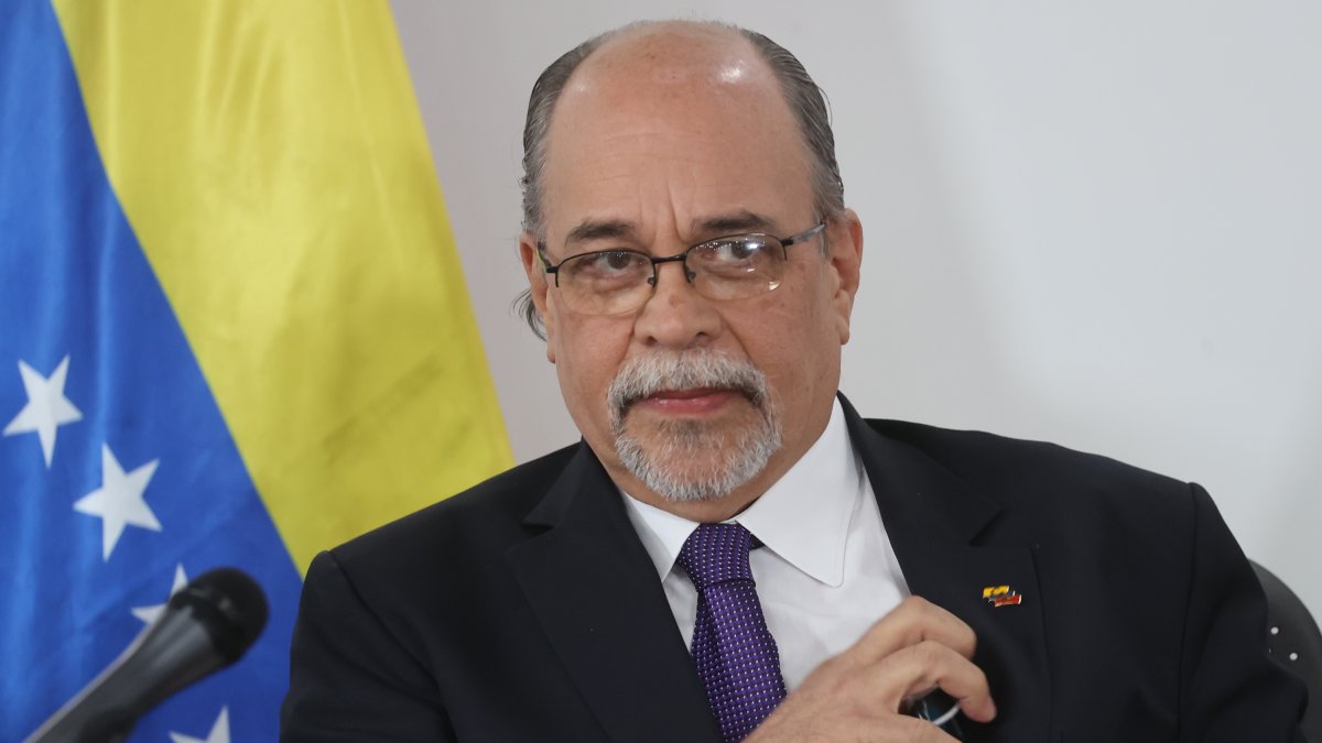 El presidente del Consejo Nacional Electoral (CNE) de Venezuela, Pedro Calzadilla, ofrece una rueda de prensa hoy 15 de junio de 2023, en Caracas (Venezuela).